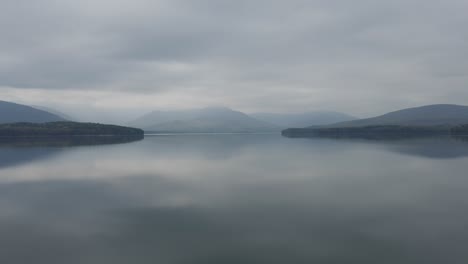 Atemberaubender-Früher-Frühling,-Neblige-Atmosphäre,-Tag-Mit-Tiefen-Wolken-An-Einem-Unberührten-Bergsee