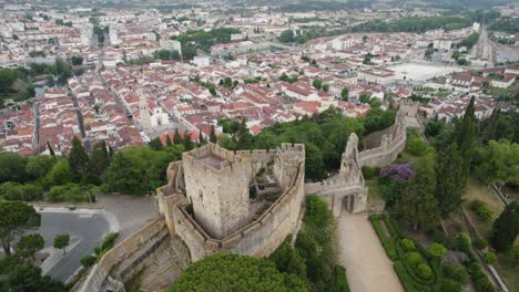 Kloster-Christi-In-Tomar,-Portugal,-Mit-Umgebender-Landschaft-Und-Gebäuden,-Luftbild