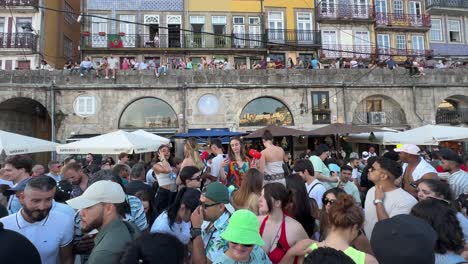 La-Gente-Se-Lo-Está-Pasando-Genial-Golpeando-Ligeramente-Las-Cabezas-De-Todos-Con-Martillos-De-Plástico-En-La-Calle-Durante-La-Celebración-De-São-João-Do-Porto,-Portugal