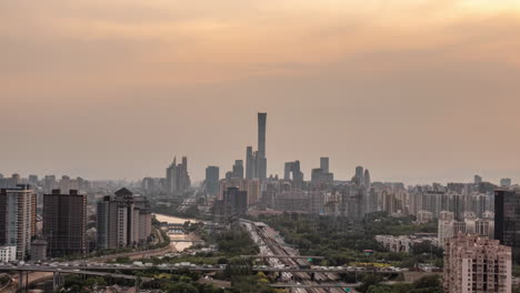 Stadtverkehr-Und-Hohe-Wolkenkratzer,-Markante-Gebäude,-Erhöhte-Sicht-Auf-Die-Skyline-Der-Stadt,-Hochstraßen-Bei-Nacht-Mit-Autolichtern,-Die-Die-Urbane-Bewegung-Nachzeichnen