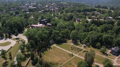 Una-Impresionante-Vista-Aérea-De-La-Ciudad-De-Sigulda,-Destacando-Su-Integración-Con-Exuberantes-Espacios-Verdes-Y-Paisajes-Naturales