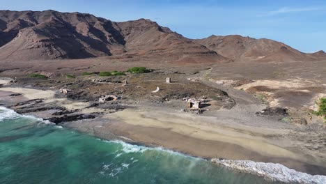 Vista-Aérea-De-La-Isla-Santa-Luzia,-Cabañas-Abandonadas-En-La-Costa,-Archipiélago-De-Cabo-Verde,-Disparo-De-Drones-A-60-Fps