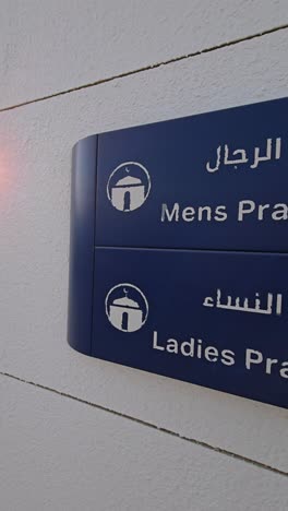 Sala-De-Oración-Masculina-Y-Femenina-Carteles-Exhibidos-Fuera-Del-área-De-Descanso-De-Una-Gasolinera-En-Los-Emiratos-Árabes-Unidos