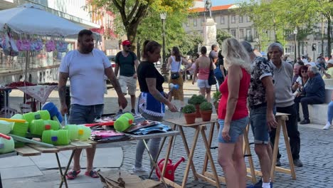 Straßenhändler-Verkaufen-Aufgeblasene-Plastikhämmer-Und-Basilikumpflanzen-An-Touristen-Während-Der-Feierlichkeiten-Zu-São-João-Do-Porto,-Portugal