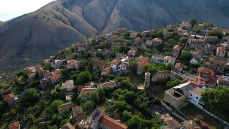 Küstendörfer-Der-Albanischen-Riviera-Mit-Steinhäusern-Auf-Felsigen-Hügeln-Mit-Panoramablick-Auf-Das-Ionische-Meer