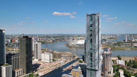 Establishing-shot-of-a-new-build-block-of-flats-in-Canary-Wharf,-London,-set-against-the-London-skyline