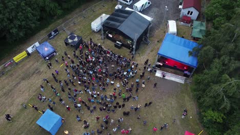 Volar-Sobre-Una-Multitud-De-Gente-Bailando-En-Un-Pequeño-Festival-De-Música