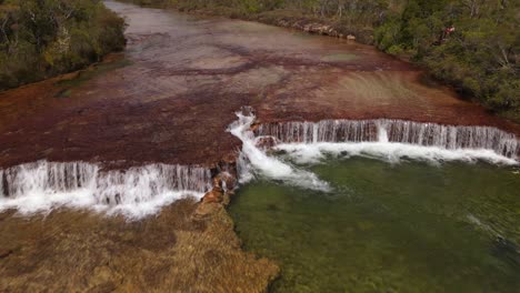 Clip-Aéreo-Sobre-Una-Prístina-Cascada-Y-Un-Río-En-El-Interior-De-Cape-York,-Australia