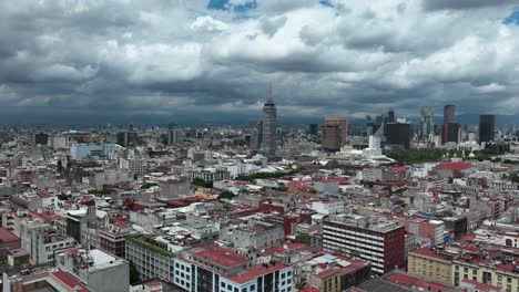 Hyperlapse-Nähert-Sich-Dem-Torre-Latinoamericana-Und-Fliegt-über-Den-Tempel-Von-Santo-Domingo-An-Einem-Mäßig-Bewölkten-Tag