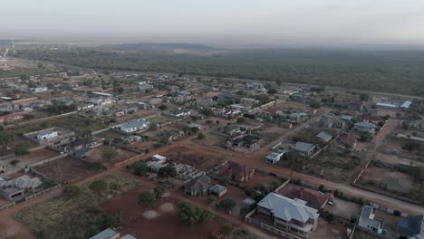 Vista-Aérea-De-Un-Municipio-Rural-Con-Viviendas-Residenciales-Que-Bordean-Una-Zona-Silvestre