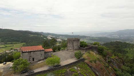 Luftaufnahme-Des-Heiligtums-Nossa-Senhora-Do-Pilar-Und-Des-Castelo-De-Lanhoso-In-üppigen-Hügeln