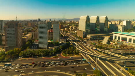 Lapso-De-Tiempo-De-La-Metrópoli,-Vuelo-Sobre-El-Tráfico-Urbano,-Vehículos-En-Movimiento,-Autopista,-Ciudad-Ocupada,-Transporte,-Moderno-Distrito-De-Negocios,-Edificio-Emblemático-De-Gran-Altura