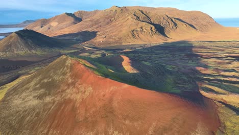 Orbita-Alrededor-De-Un-Volcán-Extinto-En-Los-Vastos-Campos-Islandeses