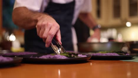 Chef-Profesional-Preparando-Platos-Gourmet-Con-Una-Pinza-De-Plata