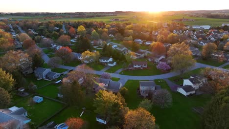 Malerisches-Amerikanisches-Viertel-Mit-Häusern-Und-Wohnungen-Während-Des-Goldenen-Sonnenuntergangs