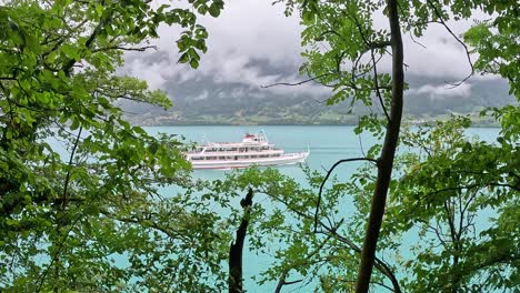 Dampfschiff-La-Suisse-Auf-Dem-Brienzersee-Vom-Dorf-Iseltwald-In-Der-Schweiz-In-Europa-Im-Frühjahr-Aus-Gesehen