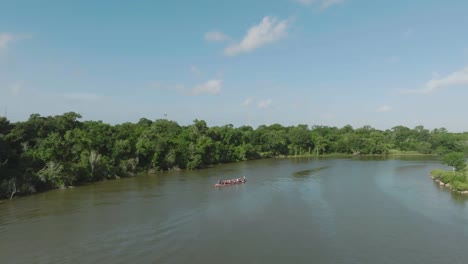 Una-Vista-Aérea-De-Un-Equipo-De-Remo-De-Bote-Largo-Entrenando-En-Clear-Creek-En-La-Bahía-De-Nassau,-Texas