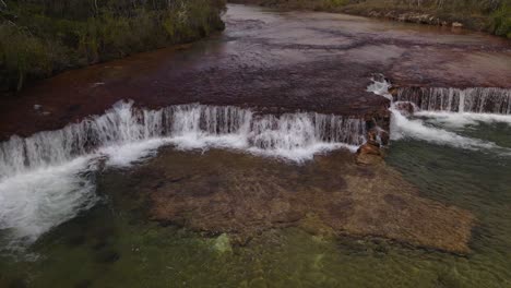 Clip-Aéreo-Sobre-Una-Prístina-Cascada-Y-Un-Río-En-El-Interior-De-Cape-York,-Australia