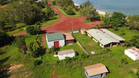 Clip-Vertical-Aéreo-De-Una-Pequeña-Comunidad-Costera-Remota-En-El-Norte-De-Australia