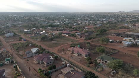 Vista-Aérea-De-Un-Municipio-Rural-Con-Viviendas-Residenciales.