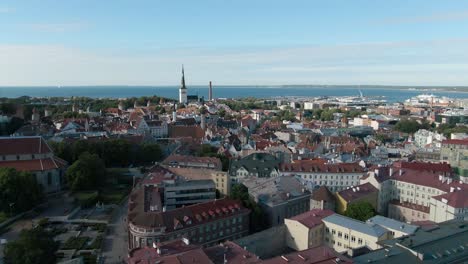 Imágenes-De-Drones-Donde-El-Drone-Está-Desacelerando-El-Movimiento-Hacia-Abajo-De-Tallin,-Estonia,-En-El-Casco-Antiguo,-Que-Se-Encuentra-En-Europa-Báltica