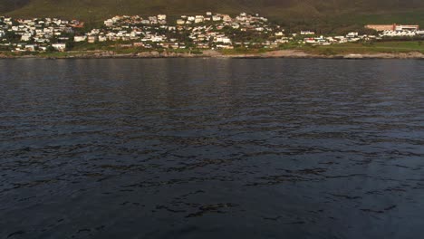 Amanecer-Sobre-Simonstown,-Un-Pequeño-Pueblo-Costero-En-Ciudad-Del-Cabo.