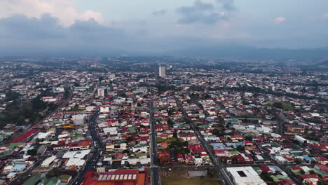 Toma-Panorámica-De-Un-Dron-Con-Vistas-A-La-Ciudad-De-San-José,-Por-La-Noche-En-Costa-Rica.