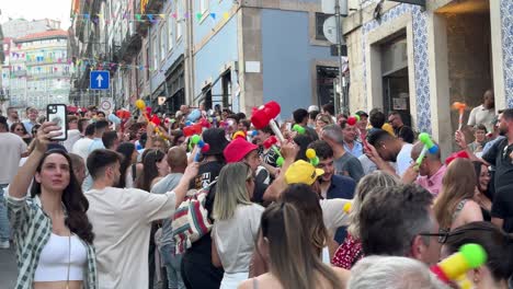 Los-Turistas-Y-Lugareños-Se-Lo-Están-Pasando-Genial-Golpeando-Las-Cabezas-De-Todos-Con-Martillos-De-Plástico-En-La-Calle-Durante-La-Celebración-Del-São-João-Do-Porto,-Portugal.