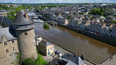 Laval-Stadt-Mit-Burg-Und-Fluss,-Frankreich