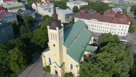 Una-Toma-De-Drone-De-Una-Iglesia-En-Tallin-Estonia-En-La-Plaza-De-La-Libertad-Ubicada-En-Europa-Báltica