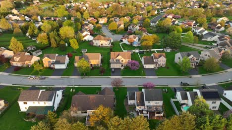 Pintorescas-Casas-De-Barrio-En-Un-Magnífico-Suburbio-De-EE.-UU.