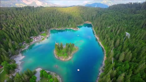 Vuelo-Aéreo-De-Drones-Sobre-El-Lago-De-Suiza