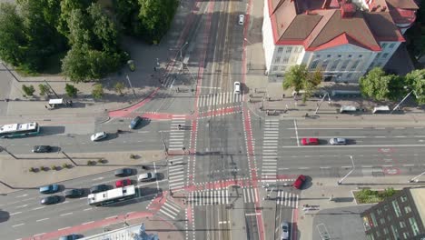 Eine-Drohnenaufnahme-Des-Verkehrs-Und-Der-Kreuzung-In-Tallinn,-Estland,-Europa,-Baltikum-In-4K