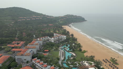 Piscina-Y-Resort-En-Laguna-Lang-Co-Vietnam-Central-Drone-Rise-Pull-Back