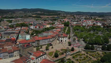 Vista-Aérea-De-Barcelos,-Portugal,-Con-Una-Plaza-Histórica-Y-El-Centro-De-La-Ciudad.