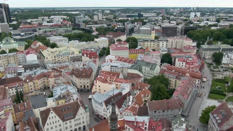 Bewegte-Drohnenaufnahmen-Der-Altstadt-Von-Tallinn-In-4K-In-Estland-Mit-Alter-Architektur,-Kopfsteinpflasterstraßen-Und-Mittelalterlichen-Gebäuden-Mit-Roten-Dächern