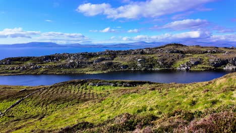 Irlanda-Ubicaciones-épicas-Barcos-Cabeza-Península-Lago-De-Agua-Dulce-Con-La-Bahía-De-Bantry-Y-Las-Montañas-De-Kerry-En-El-Fondo-En-Verano