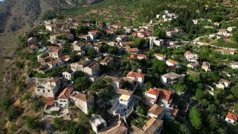 Mittelalterliches-Dorf-Mit-Steinhäusern-Auf-Hohen-Klippen-Mit-Bergkulisse-Und-Blick-Auf-Das-Ionische-Meer-An-Der-Albanischen-Riviera