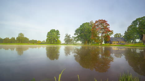 Das-Ganze-Jahr,-Vier-Jahreszeiten-Zeitraffer-Eines-Landhauses-An-Einem-Teich