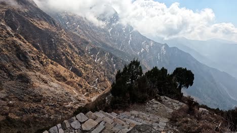 Subiendo-Las-Empinadas-Escaleras-De-Roca-Del-Paso-De-Lauribina,-Descubra-Los-Profundos-Valles-Del-Himalaya-De-Nepal-En-Las-Caminatas-Langtang-Y-Gosaikunda.