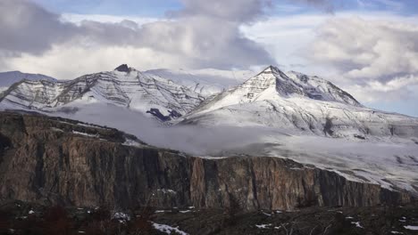 Espectacular-Timelapse-De-Cerro-Piramide-Cerca-De-El-Chaltén,-Patagonia,-Argentina-Con-Nubes-Blancas-Que-Cubren-El-Cielo-Y-La-Base-De-La-Montaña