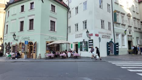 Edificios,-Calles-Y-Habitantes-De-La-Ciudad-De-Praga.