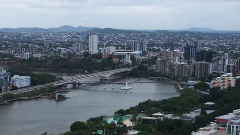 Brissy-Brisbane-Stadt-Fluss-Glashaus-Berge-Australien-Geschichte-Brücke-Luftdrohne-Blauer-Himmel-Bewölkt-Morgen-Sommer-Herbst-Winter-Australisch-Wolkenkratzer-Gebäude-Autos-Kängurupark-Klippen-Park-Statische-Aufnahme