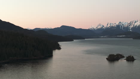 Morgenrot:-Sonnenaufgang-über-Den-Majestätischen-Bergen-Des-Nimpkish-Lake