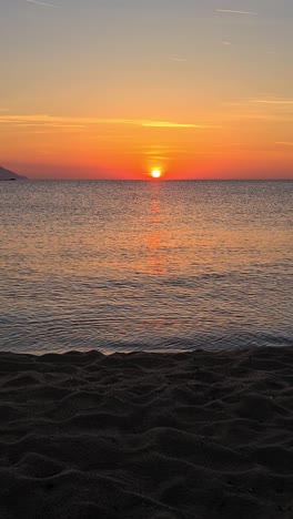 Vídeo-Vertical,-Amanecer-Sobre-El-Horizonte-Del-Mar-Y-Playa-De-Arena-Pov