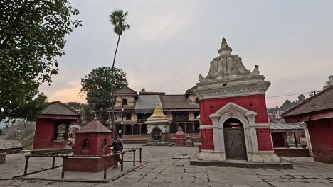 Con-Vistas-A-La-Zona-Del-Templo-Bashuki-Nag-En-Panauti-Panauti-Ghat,-Plaza-Panauti-Durbar