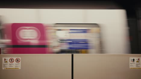 Metro-Train-Platform-Stop-Station-In-Tokyo,-Japan