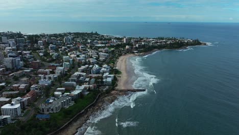 Moffat-Kings-Beach-Battery-Hill-Beach-Sunshine-Coast-Australien-Luftbild-Drohne-Sommer-Herbst-Australische-Straßen-Gebäude-Schroffe-Sandküste-Queensland-Caloundra-Landzunge-Vorwärtsbewegung