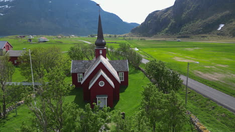 Wunderbare-Filmische-Luftaufnahme-Der-Wunderschönen-Flakstad-Kirche-Auf-Den-Lofoten-Inseln-An-Einem-Frühlingstag