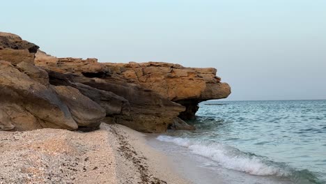 Tortuga-Carey-Playa-Salvaje-Océano-Paisaje-Natural-Shibderaz-Qeshm-Isla-En-Medio-Oriente-Aldea-Rural-Campo-Acantilado-De-Roca-Playa-Costera-Arena-Piezas-De-Concha-En-Irán-Maravillosa-Naturaleza-Escénica